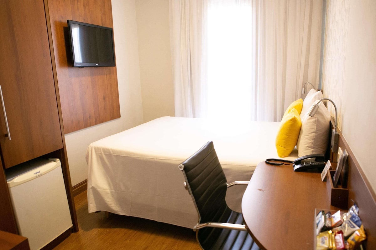 Standaard studio, 1 tweepersoonsbed | Hypoallergeen beddengoed, een minibar, een kluis op de kamer, een bureau