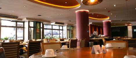 Café da manhã, almoço e jantar; culinária brasileira