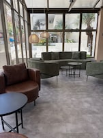 Se sirven desayunos, almuerzos y cenas; cocina brasileña