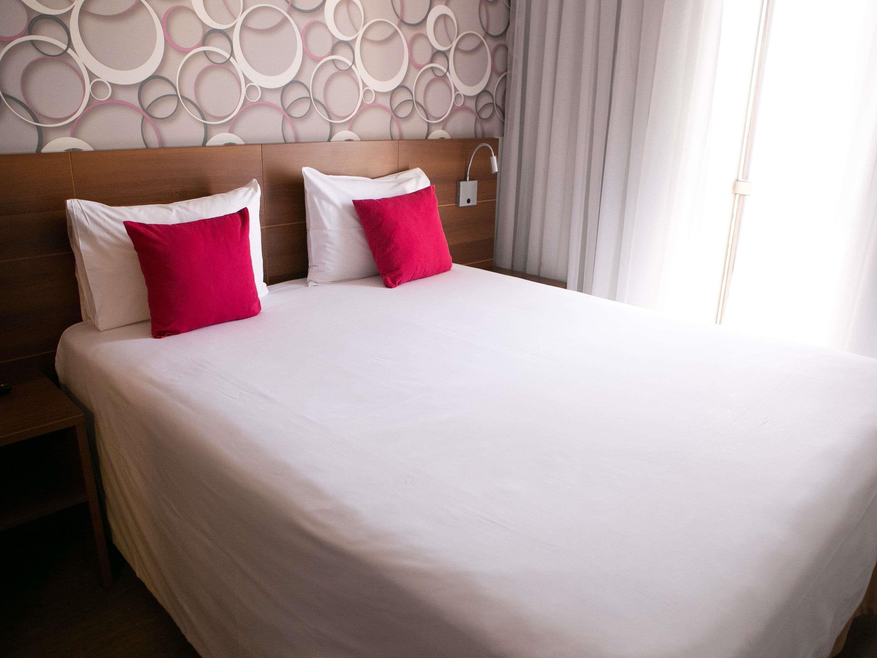 Hypo-allergenic bedding, minibar, in-room safe, desk