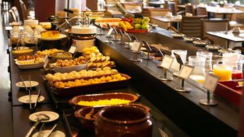 Café da manhã, almoço e jantar; culinária brasileira