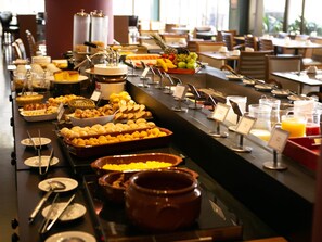 Daily buffet breakfast for a fee