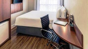 Standard Studio, 1 Double Bed | Hypo-allergenic bedding, minibar, in-room safe, desk