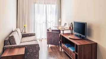 Hypo-allergenic bedding, minibar, in-room safe, desk