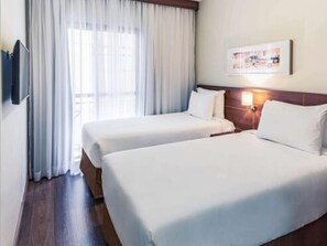 高级双床房, 2 张单人床 | 防过敏的被褥、迷你吧、客房内保险箱、办公桌