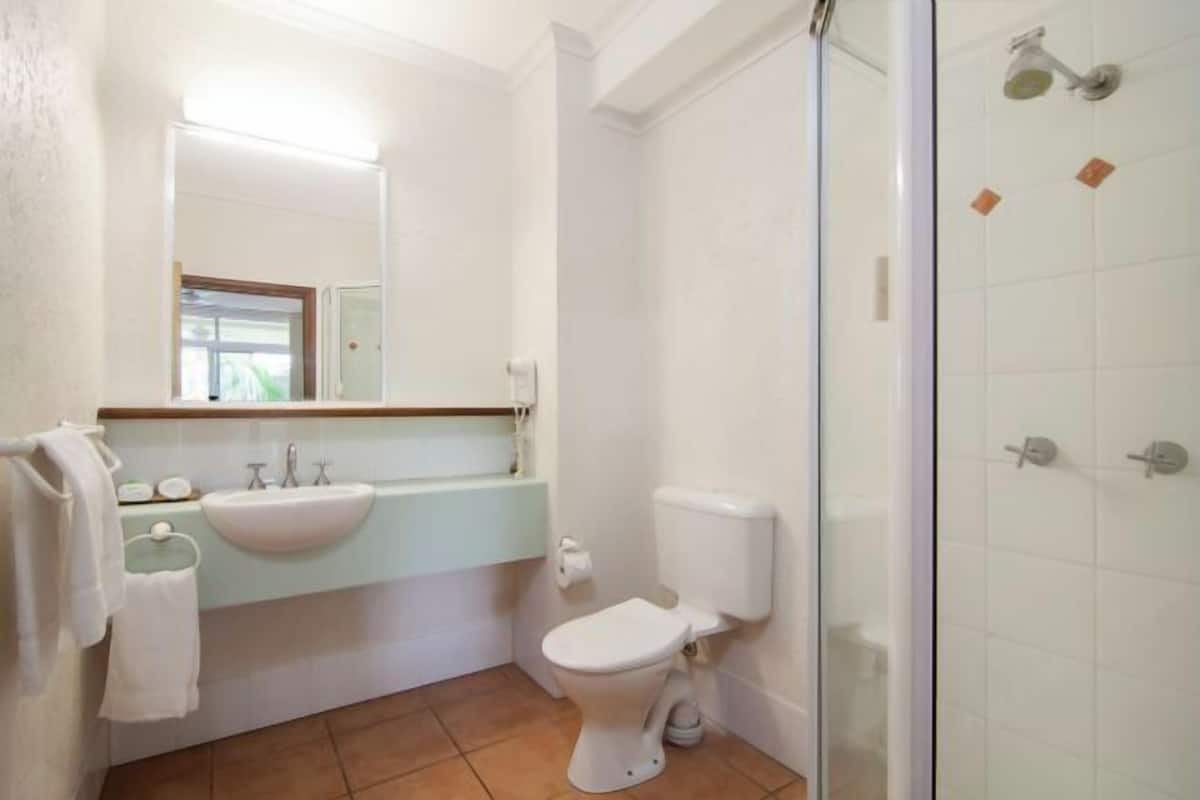 Een douche, een haardroger, handdoeken