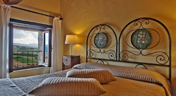 Hypo-allergenic bedding, desk, cots/infant beds, free WiFi