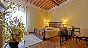 Standard Quadruple Room | Peralatan tempat tidur hipoalergenik, meja, katil bayi/kot (surcaj)