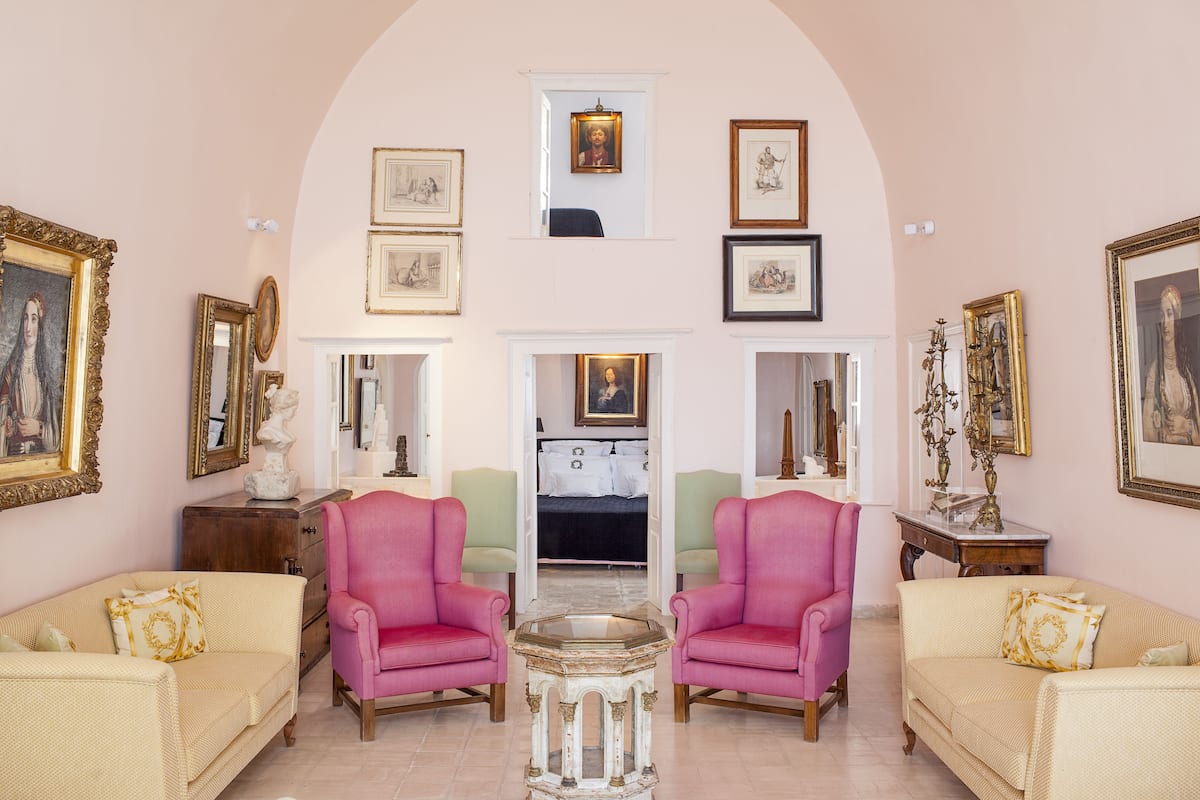 Suite (Portraits) | Living room | 32-inch LED TV with cable channels, TV, DVD player