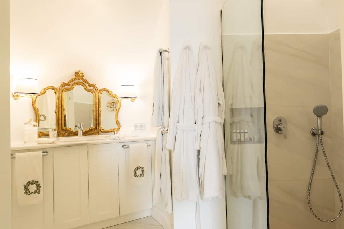 suite (sea) | bathroom | shower, rainfall showerhead, free toiletries, hair dryer
