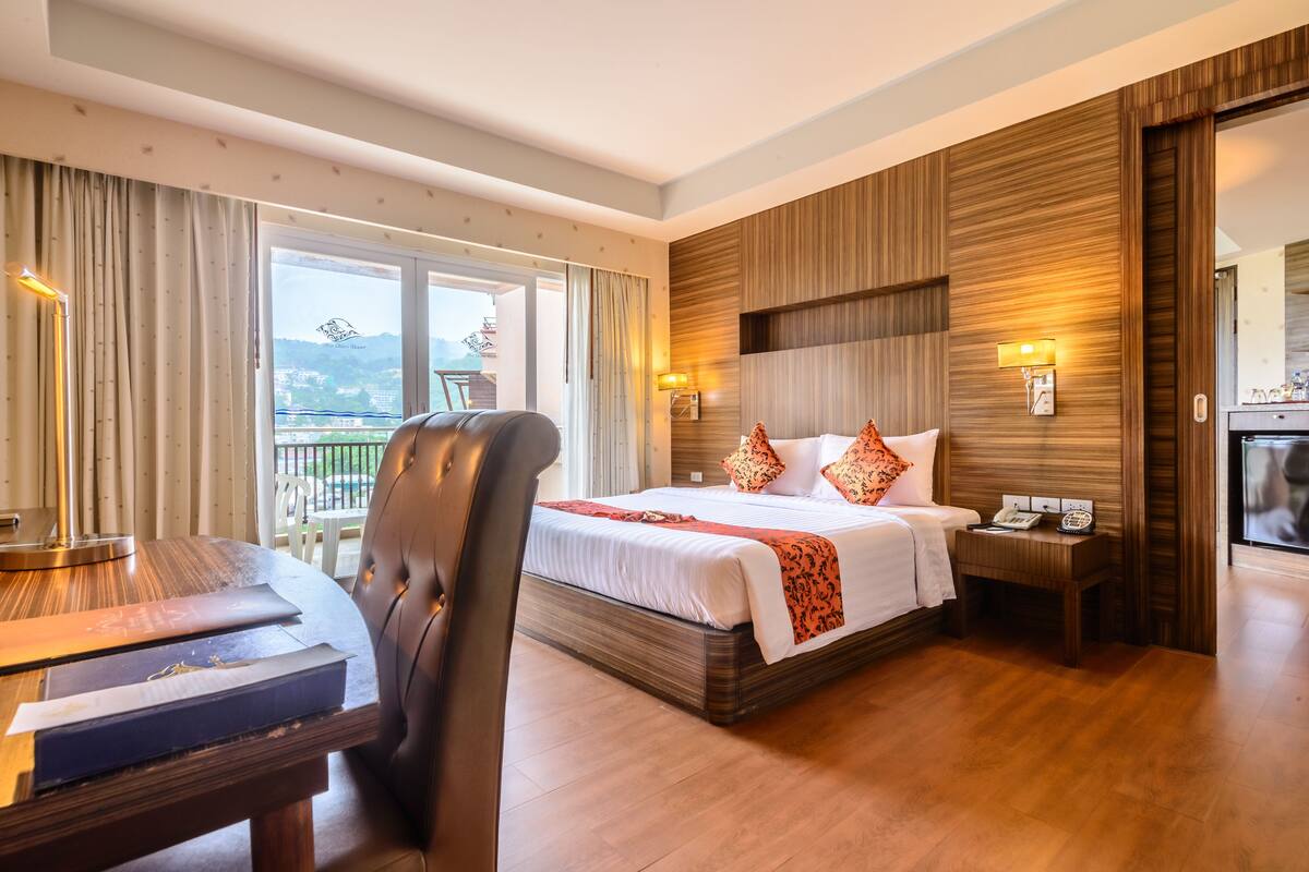 1 bedroom, premium bedding, minibar, in-room safe