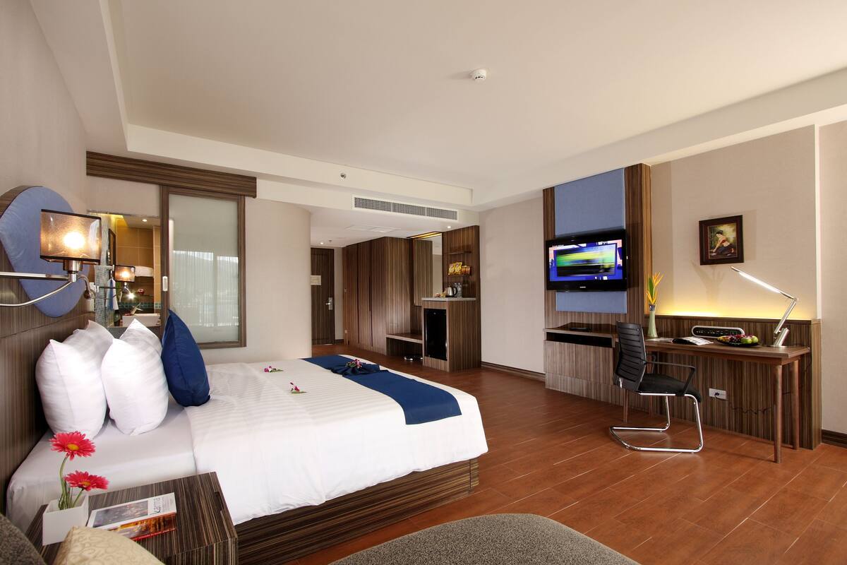 1 bedroom, premium bedding, minibar, in-room safe