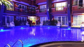 Außenpool, Liegestühle