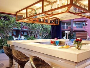 Een koelkast, een koffiezetapparaat/waterkoker, keukenrol