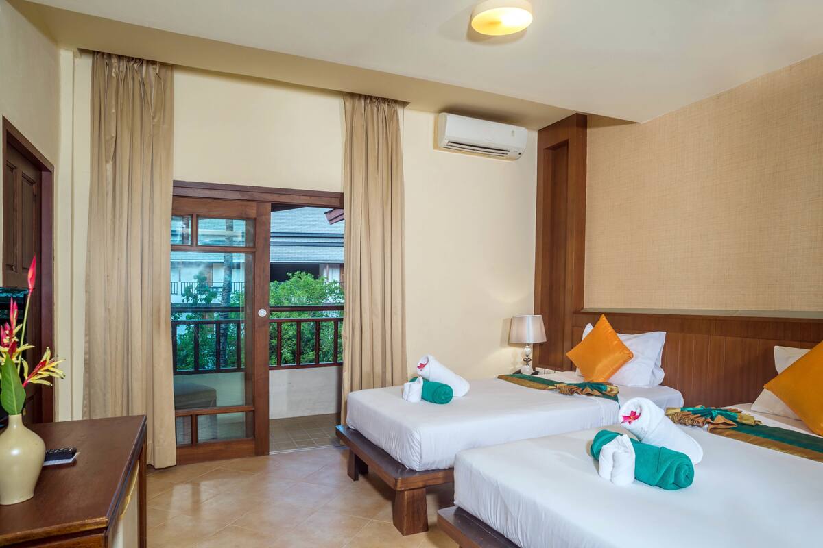 Superior with Balcony | Vista al jardín