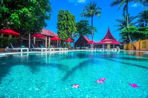 Innendørsbasseng,utendørsbasseng, bassengparasoller og solsenger