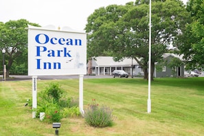 Front of property - Ocean Park Inn (Eastham)