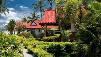 Superior Poolside or Seaside Cottage | Quang cảnh từ phòng