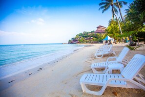 On the beach, beach umbrellas, beach bar - Long Bay Resort (Ko Pha-ngan)