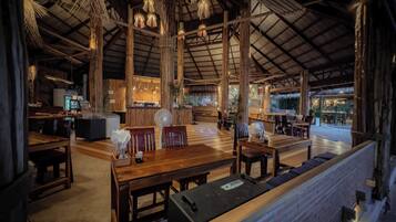 Frokost med lokale retter hver dag (THB 600 per person)