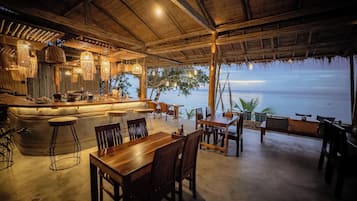 Phục vụ bữa sáng, bữa trưa, bữa tối, món Thái, nhìn ra bãi biển
