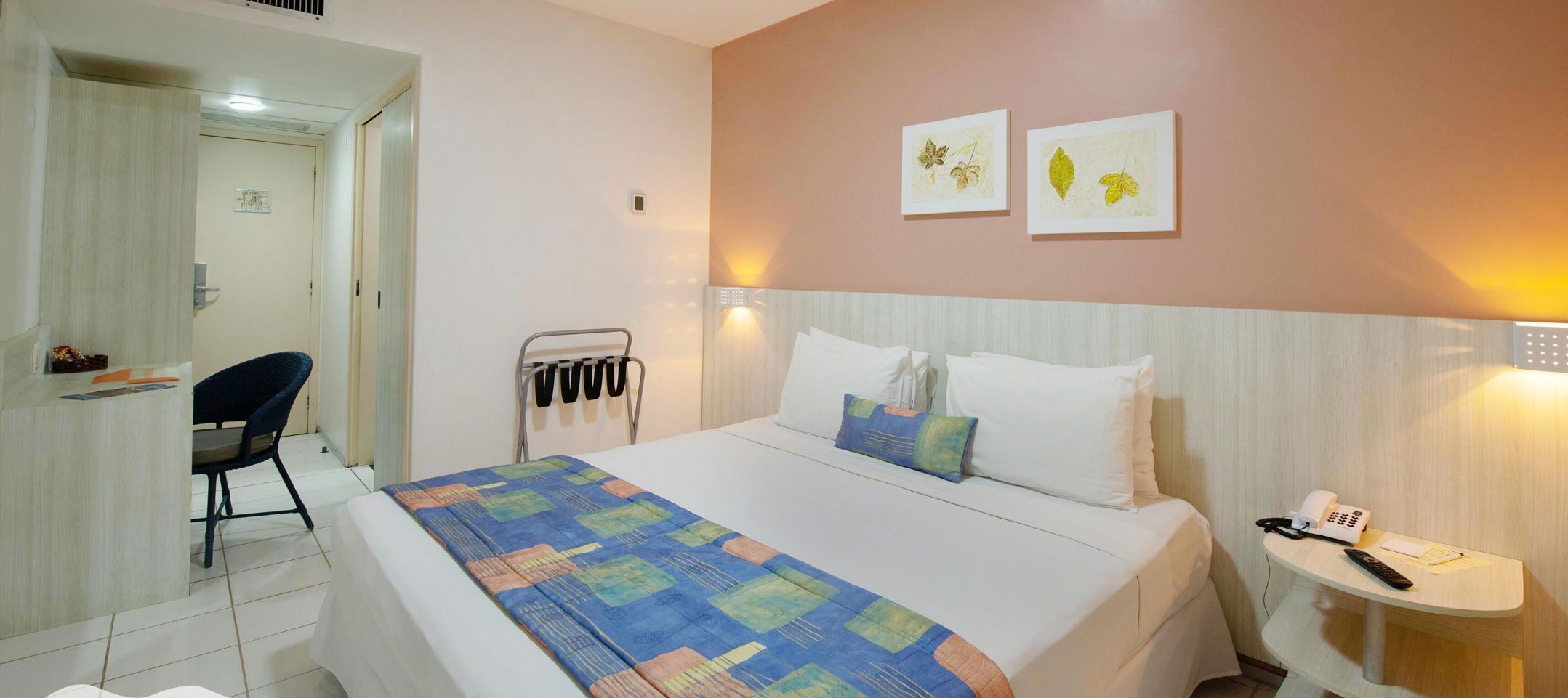 Minibar, coffre-fort pour ordinateur portable, bureau