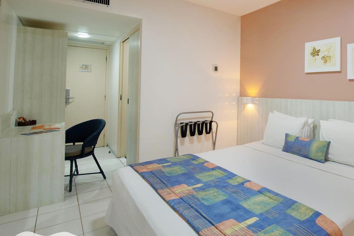 Minibar, Zimmersafe, Schreibtisch, laptopgeeigneter Arbeitsplatz