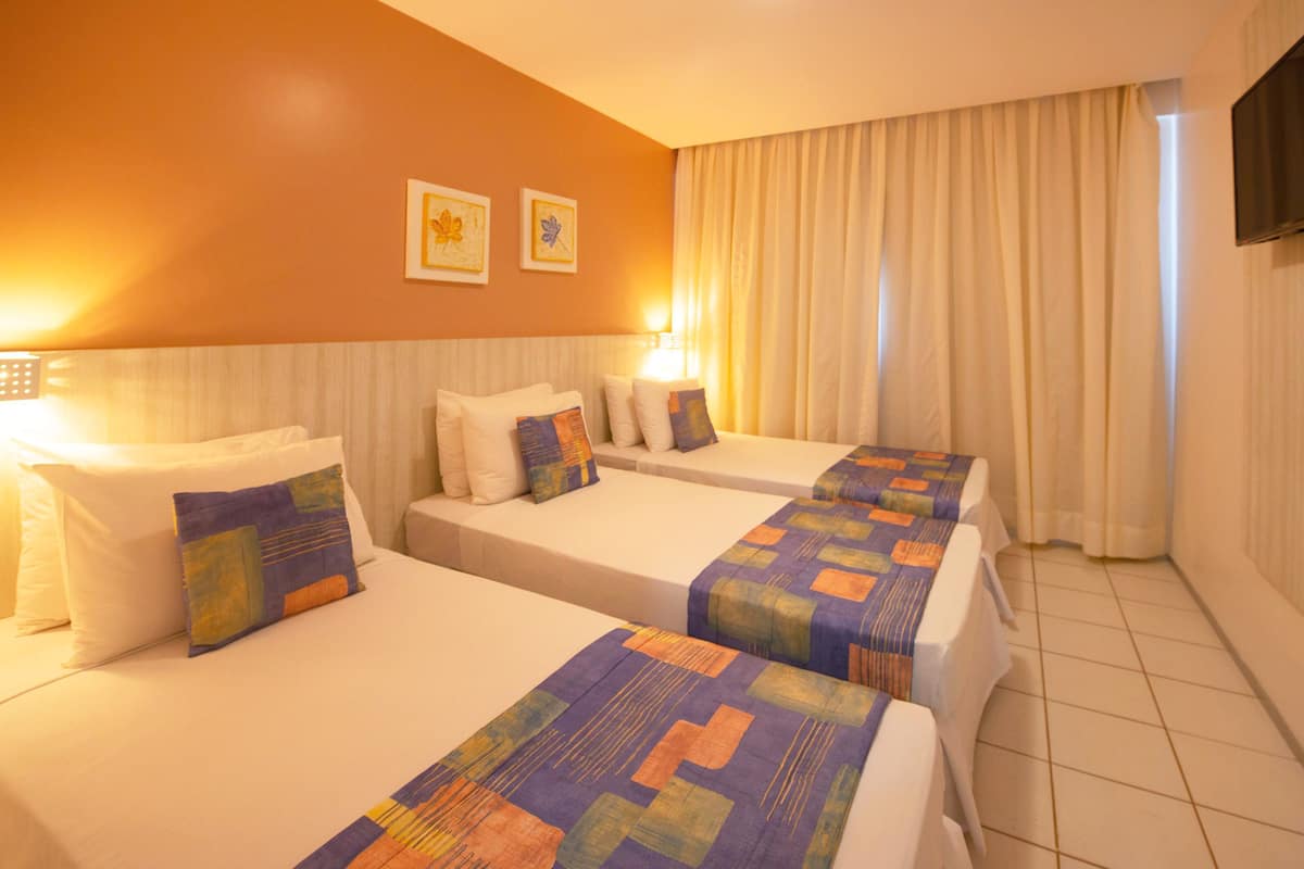 Minibar, Zimmersafe, Schreibtisch, laptopgeeigneter Arbeitsplatz