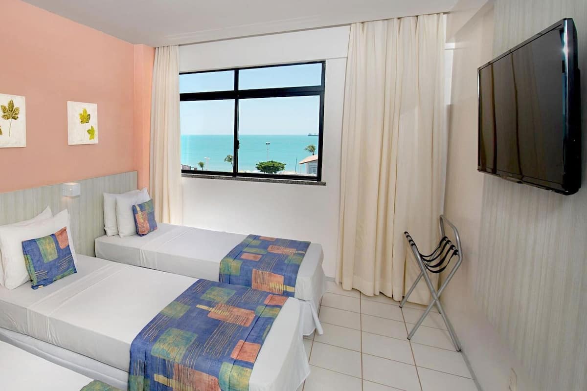 Minibar, Zimmersafe, Schreibtisch, laptopgeeigneter Arbeitsplatz