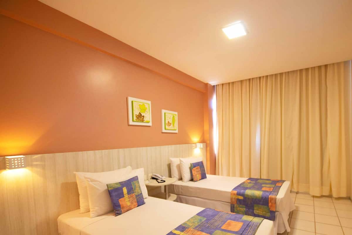 Minibar, Zimmersafe, Schreibtisch, laptopgeeigneter Arbeitsplatz