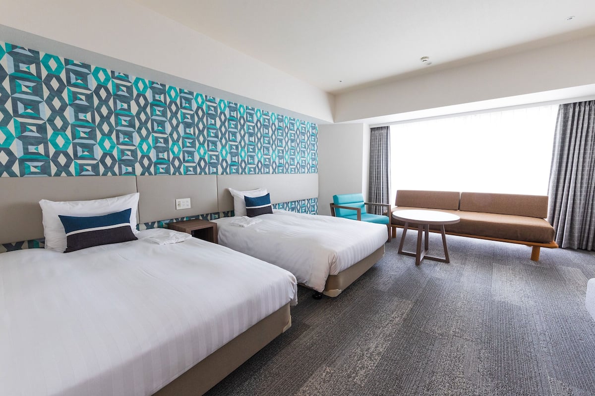 standard room, non smoking | minibar, in-room safe, desk, blackout curtains