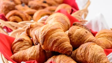 Ein Korb mit Croissants.