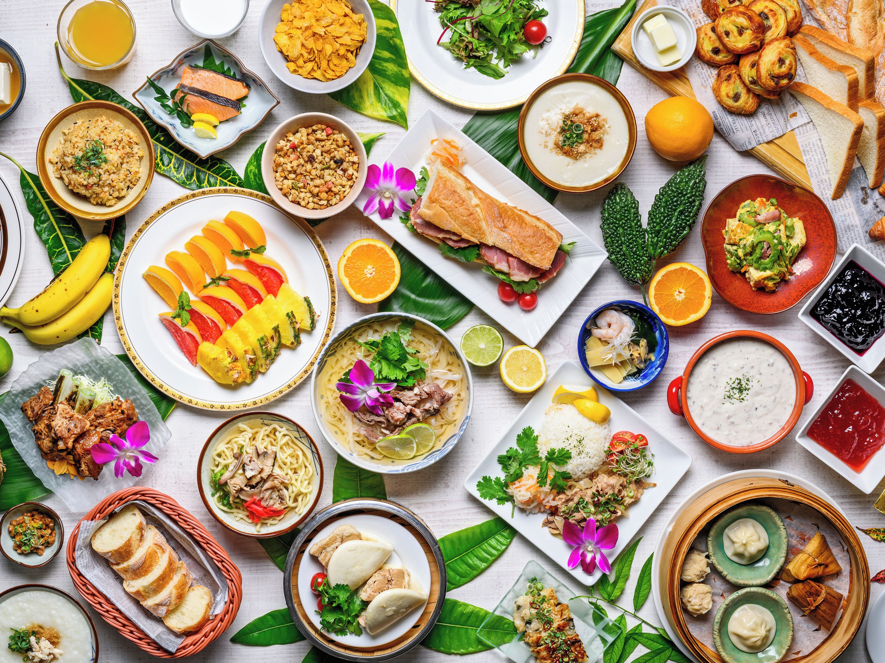 Diversos platos y alimentos dispuestos sobre una mesa, sugiriendo un ambiente de comedor.