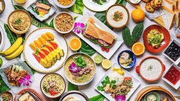 Diversos platos y alimentos dispuestos sobre una mesa, sugiriendo un ambiente de comedor.