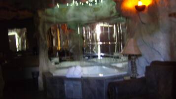 Suite, 1 Bedroom (Jurassic Cave) | Peti besi dalam bilik, kalis bunyi, seterika/papan seterika