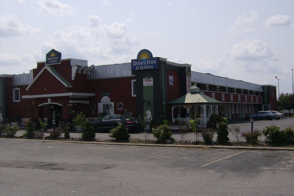 Days Inn & Suites by Wyndham Terre Haute