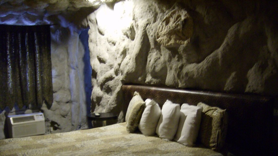 Days Inn & Suites by Wyndham Terre Haute