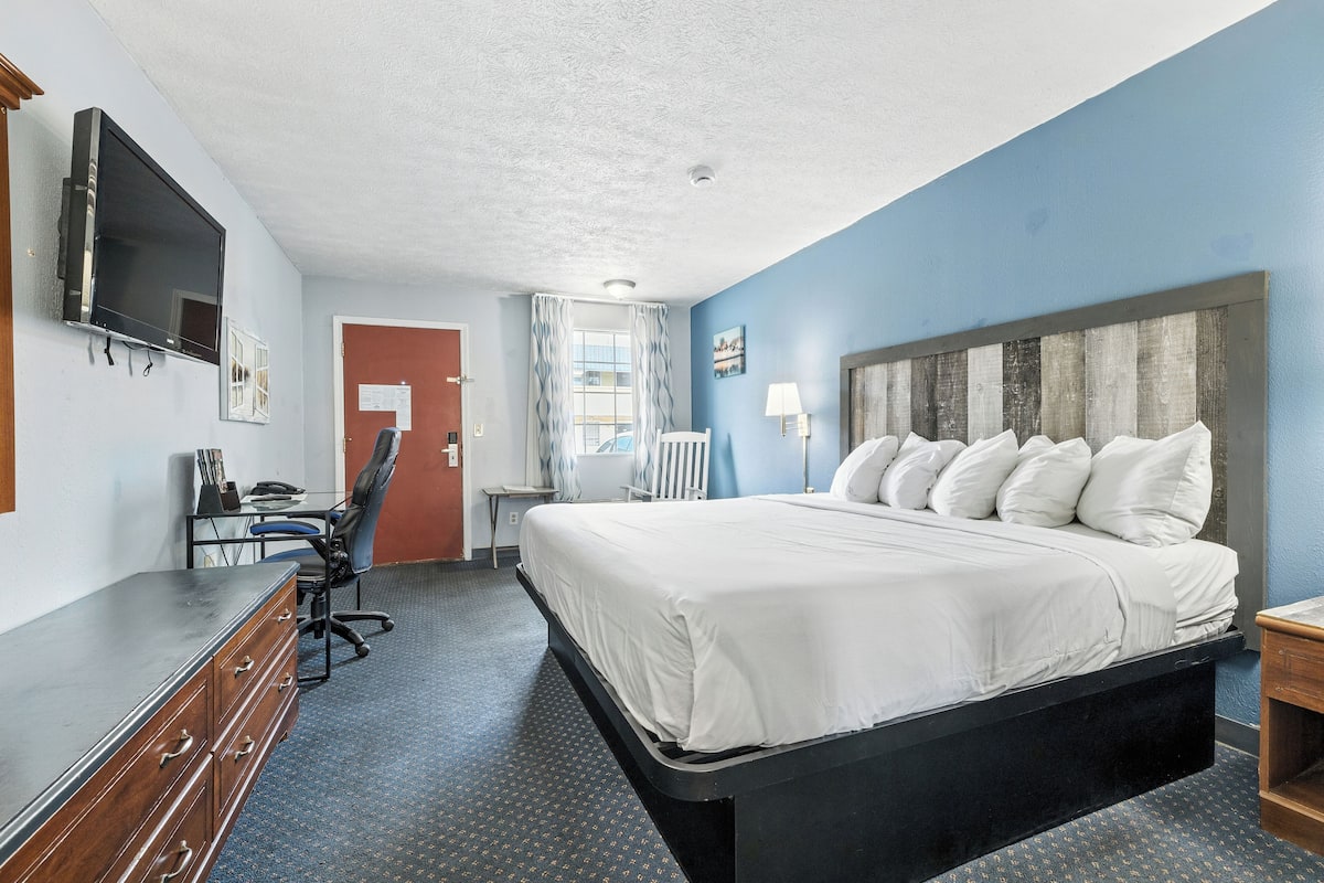 Standard Room, 1 King Bed | In-room safe, soundproofing, iron/ironing board, free cots/infant beds