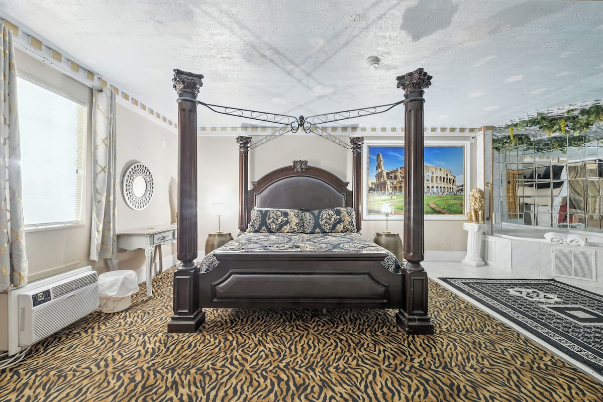 Suite, 1 King Bed, Non Smoking (Roman) | In-room safe, soundproofing, iron/ironing board, free cots/infant beds