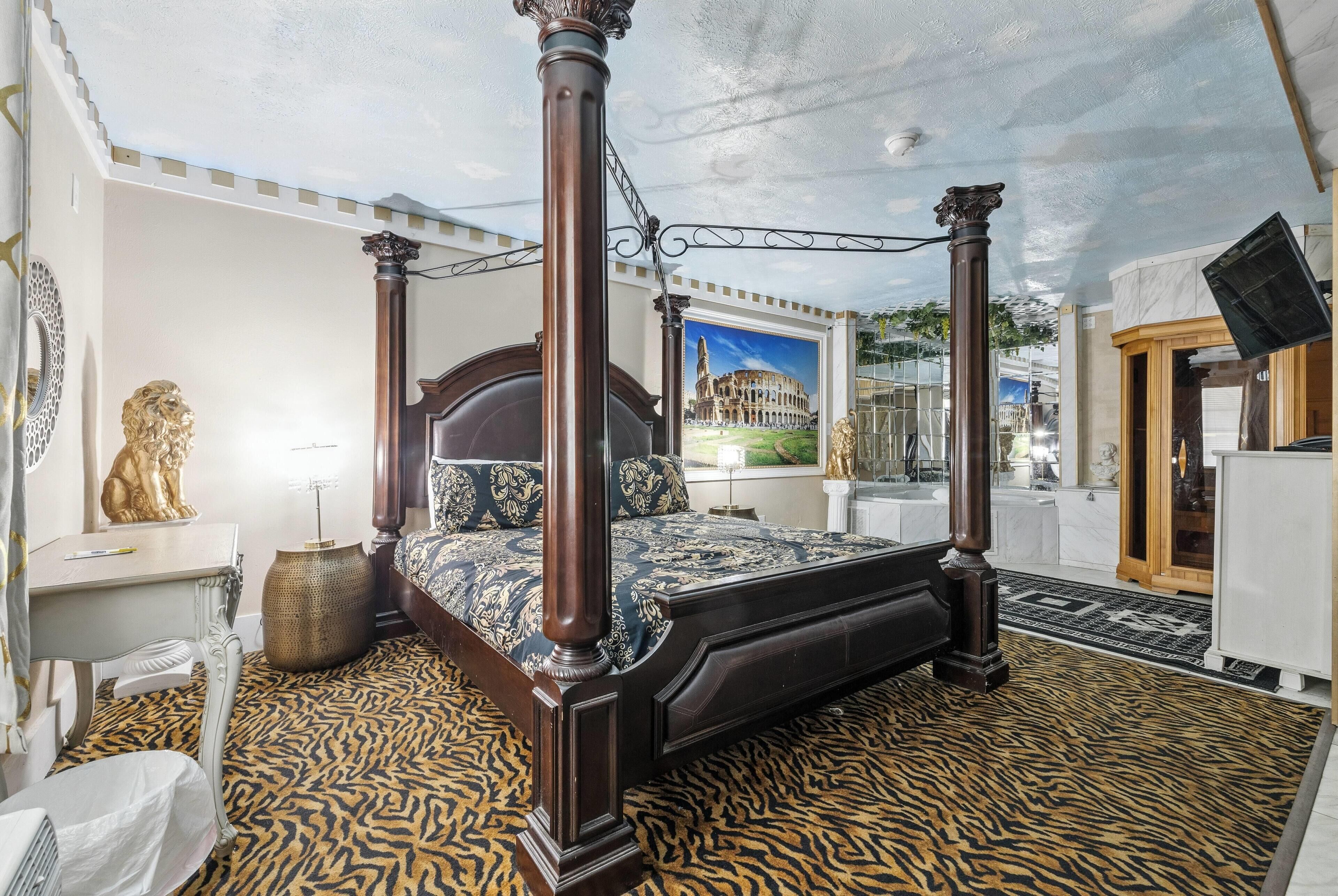 Sviitti, 1 suuri parisänky, tupakointi kielletty (Roman) | Tallelokero huoneessa, äänieristys, silitysrauta/-lauta