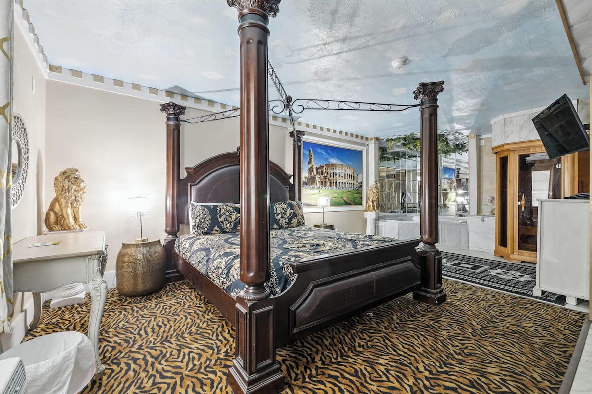 Suite, 1 King Bed, Non Smoking (Roman) | In-room safe, soundproofing, iron/ironing board, free cribs/infant beds