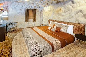 In-room safe, soundproofing, iron/ironing board, free cribs/infant beds - Days Inn & Suites by Wyndham Terre Haute (Terre Haute)