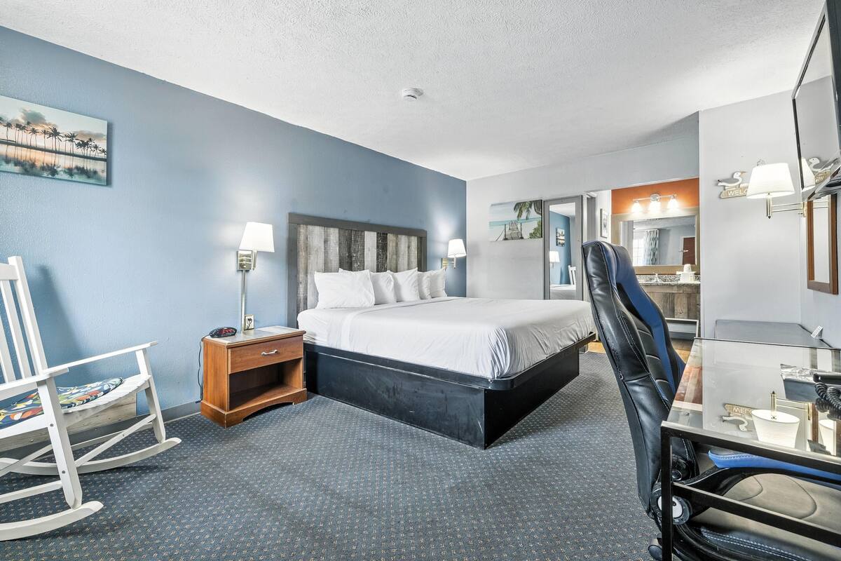 Standard Room, 1 King Bed | In-room safe, soundproofing, iron/ironing board, cribs (free)