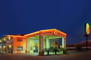 Exterior - Super 8 by Wyndham San Antonio/Riverwalk Area (San Antonio)