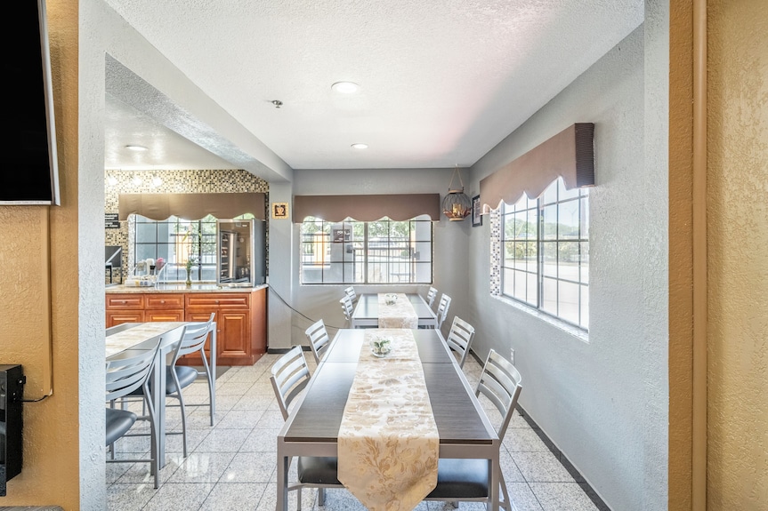 Super 8 by Wyndham San Antonio/Riverwalk Area Reviews, Deals