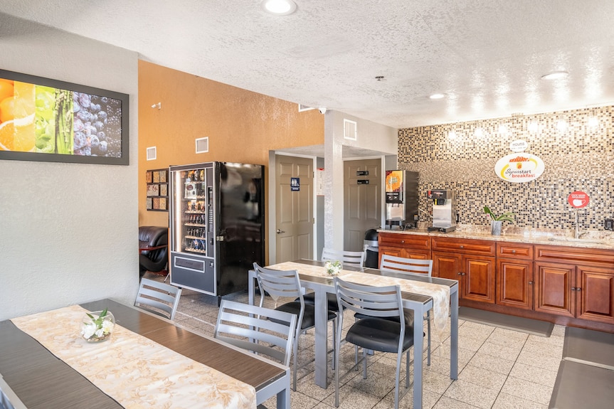 Super 8 by Wyndham San Antonio/Riverwalk Area Reviews, Deals