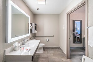 Tina con regadera, amenidades de baño gratuitas, secadora de cabello 