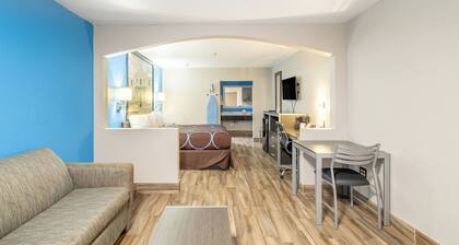 Super 8 by Wyndham San Antonio/Riverwalk Area