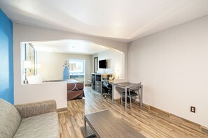 开间套房, 1 张特大床, 无烟房 | 防过敏的被褥、办公桌、熨斗/熨板、免费婴儿床