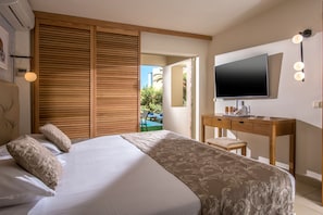 Double Sea Front Room with Private Pool | Desk, iron/ironing board, free cribs/infant beds, free rollaway beds